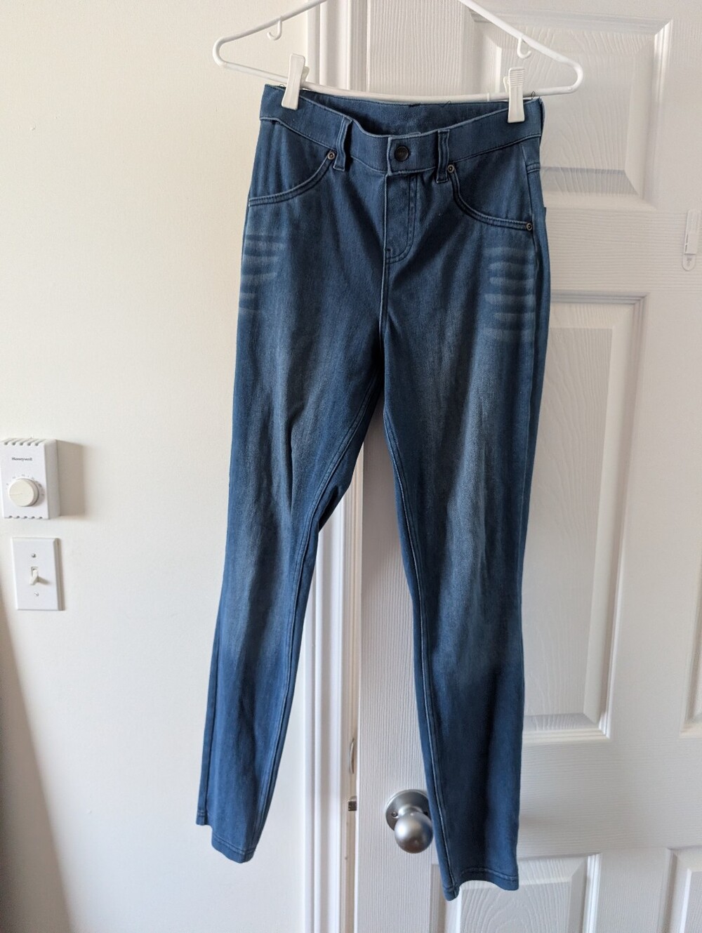 HUE Women's Dark Blue Stretch Jeggings